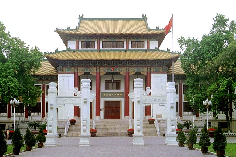 Geb&auml;ude hinter dem kleinen Park