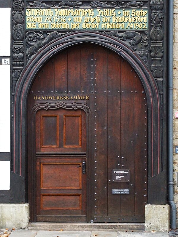 Portal eines der historischen Fachwerkhäuser am Braunschweiger Burgplatz