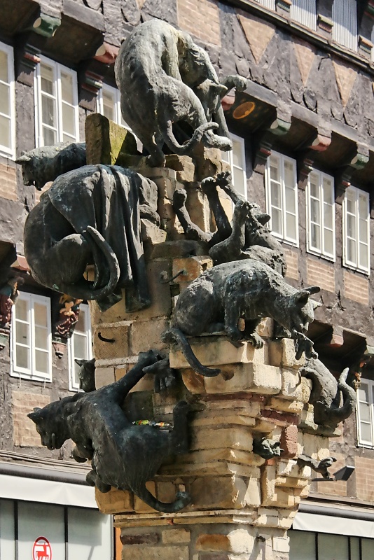Skulptur mit Katzen